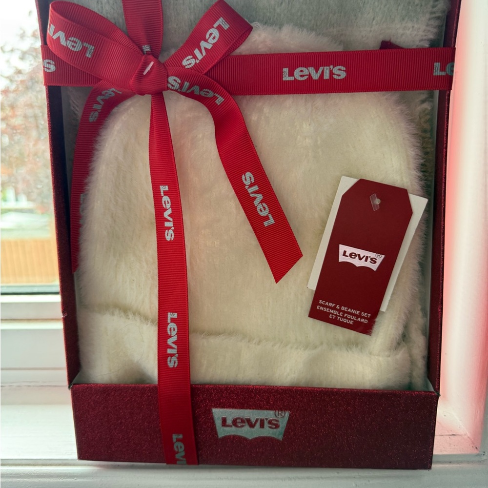 Levi's White Scarf and Beanie Set